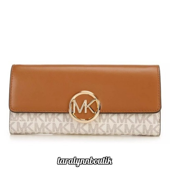 Michael Kors Handbags - 🎀Michael Kors Wallet🎀